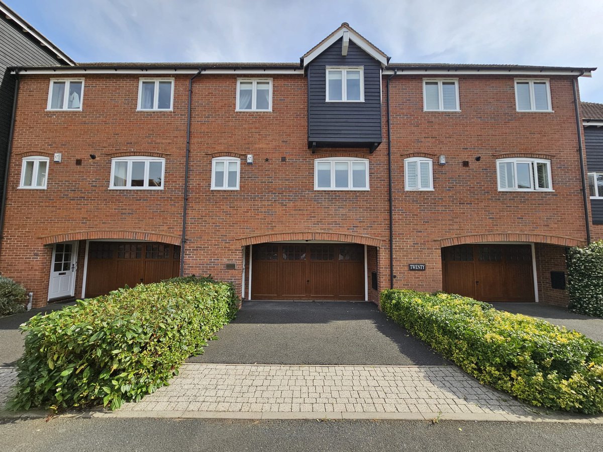 HicksHadley's tweet photo. We're proud to present for let, this beautiful 3 bedroom town house in a fantastic location just off Pershore high Street in Worcestershire. Not only does it have a double garage but also boasts a private mooring on the river. ⛵️

Call 01215856667 for more information. https://t.co/0PICSmcYWu