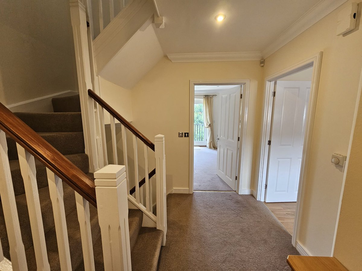 HicksHadley's tweet photo. We're proud to present for let, this beautiful 3 bedroom town house in a fantastic location just off Pershore high Street in Worcestershire. Not only does it have a double garage but also boasts a private mooring on the river. ⛵️

Call 01215856667 for more information. https://t.co/0PICSmcYWu