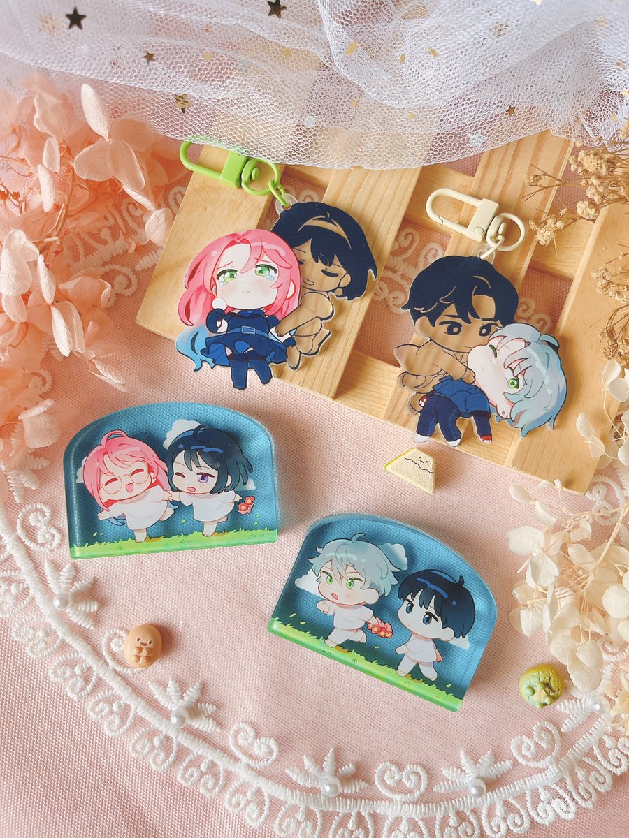cheebpaku's tweet photo. Alien Stage merch showcase! #ALNST #ivantill #mizisua https://t.co/F2Lrp83Owl