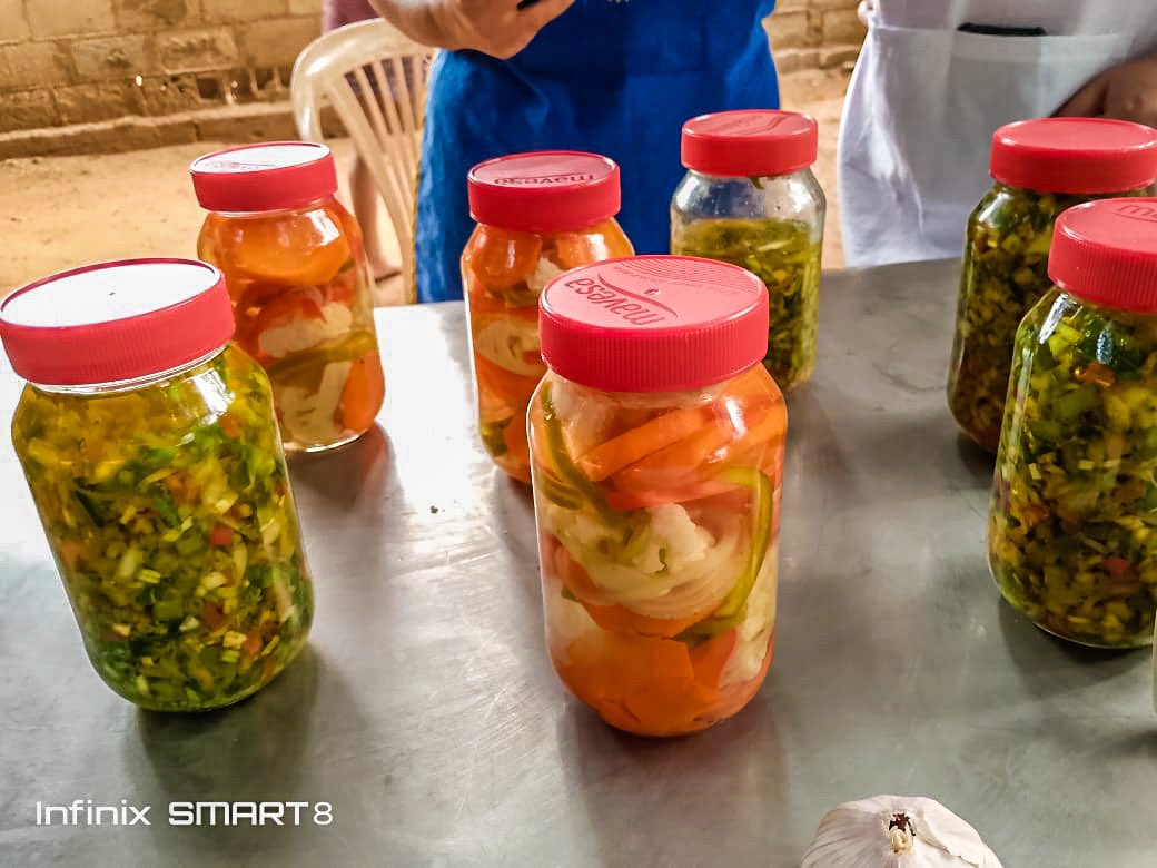 ¡ Talento culinario! 

Un grupo de participantes atendidos por el cfs San Francisco con la de formación Panadería en la UBCH Paraíso Nacional recibieron la clase de la mtp Yudeimy Rivas de Conservación de alimentos, en aceite y vinagre 

#AprendeLaTécnica 
#PuebloSonrienteYEnPaz