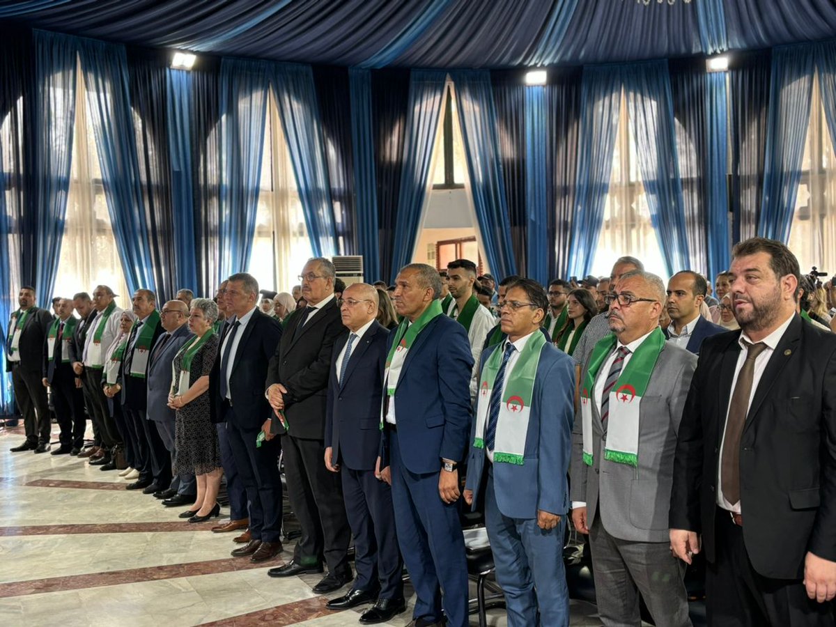 EsaaDz's tweet photo. تشرف المدير العام للمدرسة العليا الجزائرية للأعمال، السيد نورالدين مناني، اليوم الخميس الموافق ل 08/08/2024  بحضو��ه مراسم تسليم الشهادات للطلبة المتخرجين للدفعة 2023-2024 التي قدمتها الغرفة الجزائرية للتجارة و الصناعة، تحت إشراف وزير التجارة و ترقية الصادرات السيد #الطيب_زيتوني, https://t.co/cGSU1gOF5n