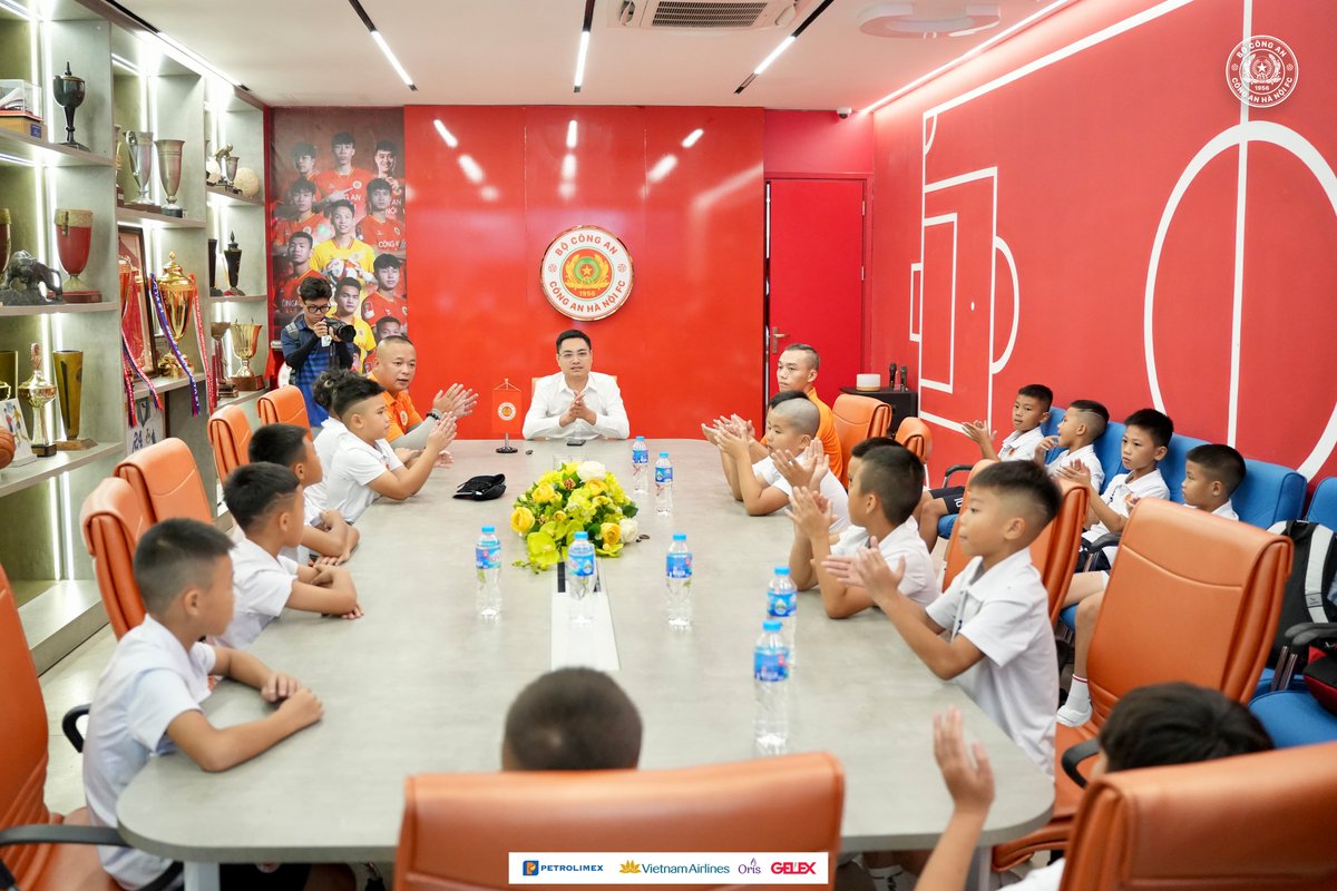 cahnfc's tweet photo. Sáng nay (8/8), CLB Công an Hà Nội đã tổ chức Lễ xuất quân cho đội U9 trước khi lên đường tham dự Giải U9 toàn quốc.
#CAHNFC #Petrolimex #VietnamAirlines #FPTPlay #LPBank #Geleximco #u9cahn #vietgoal #u9toanquoc https://t.co/ta4GZ0QQjM