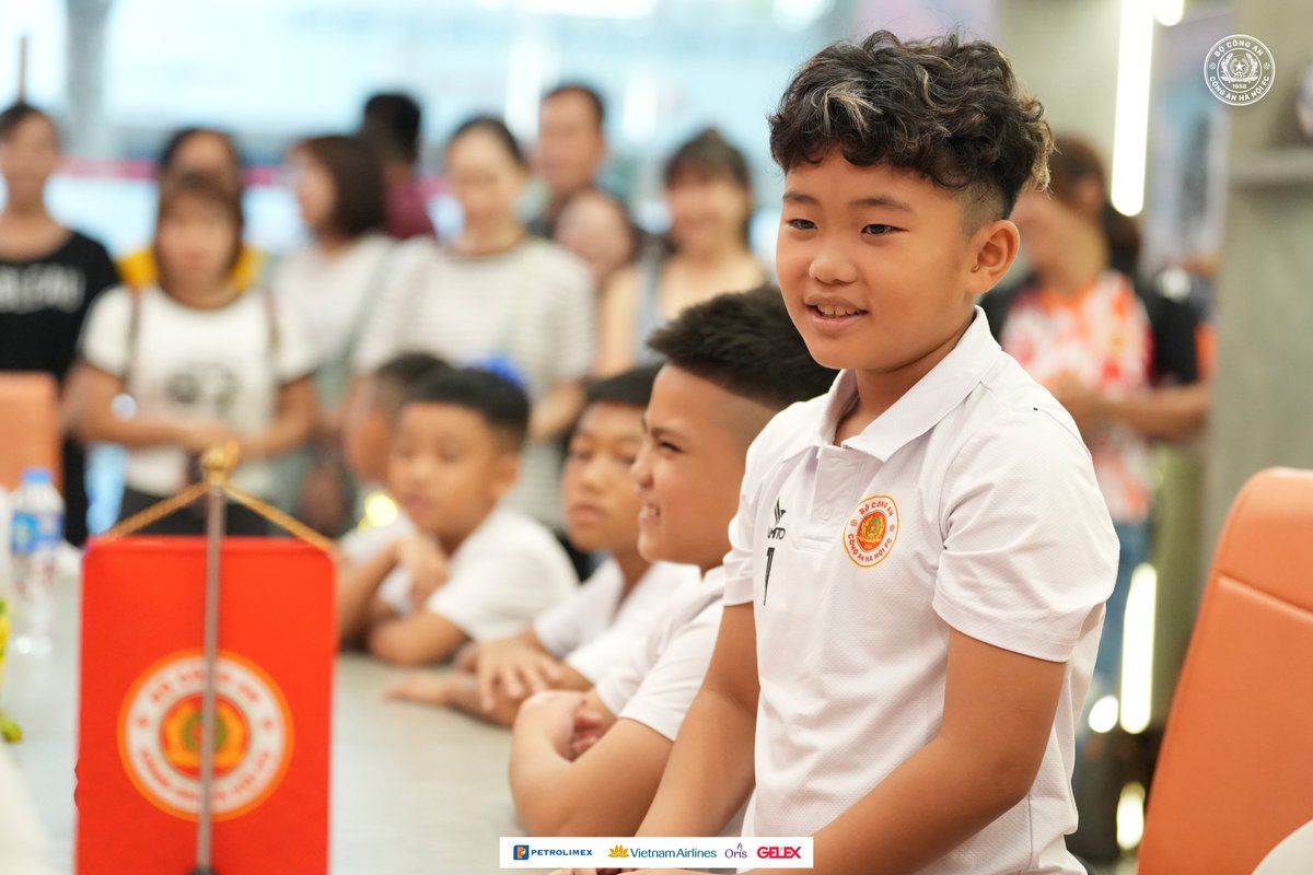 cahnfc's tweet photo. Sáng nay (8/8), CLB Công an Hà Nội đã tổ chức Lễ xuất quân cho đội U9 trước khi lên đường tham dự Giải U9 toàn quốc.
#CAHNFC #Petrolimex #VietnamAirlines #FPTPlay #LPBank #Geleximco #u9cahn #vietgoal #u9toanquoc https://t.co/ta4GZ0QQjM