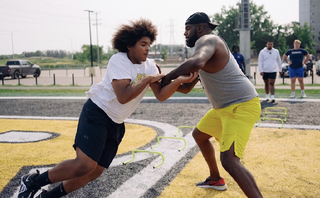 RecruitReady's tweet photo. Great havin @RecruitReady Alum @NDFootball Dline @59_problemz in town gettin work, also perfect Role Model for our talented DLine group
@59_problemz @ndfootball 
@ZylstraLinkin Multiple D1 Offers
@Destinyokedara 🍿🍿Stay Tuned
@ykTaytayz  Top Freshman in 🇨🇦
@Josh_Snell9 📈
#RRFAM https://t.co/DIHBbH6M7j