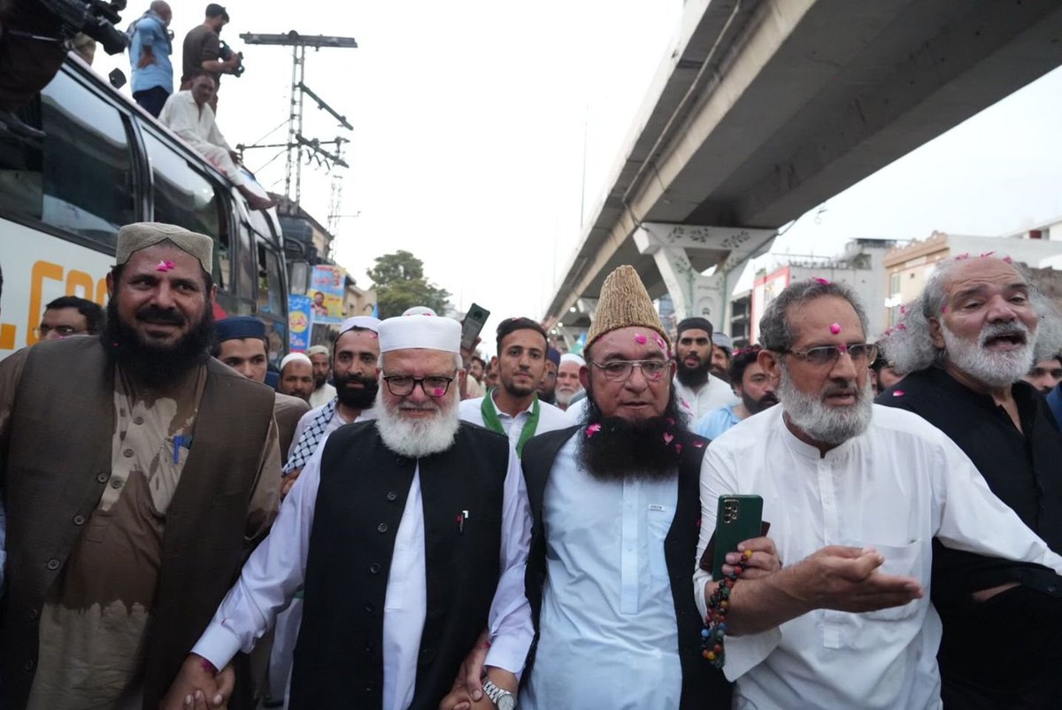 JIPOfficial's tweet photo. دھرنا چودہواں دن- دھرنا مارچ کے مناظر، نائب امیر جماعت اسلامی پاکستان لیاقت بلوچ قیادت کر رہے ہیں۔

#حافظ_نعیم_کا_الٹی_میٹم https://t.co/DXEdcNaDTS