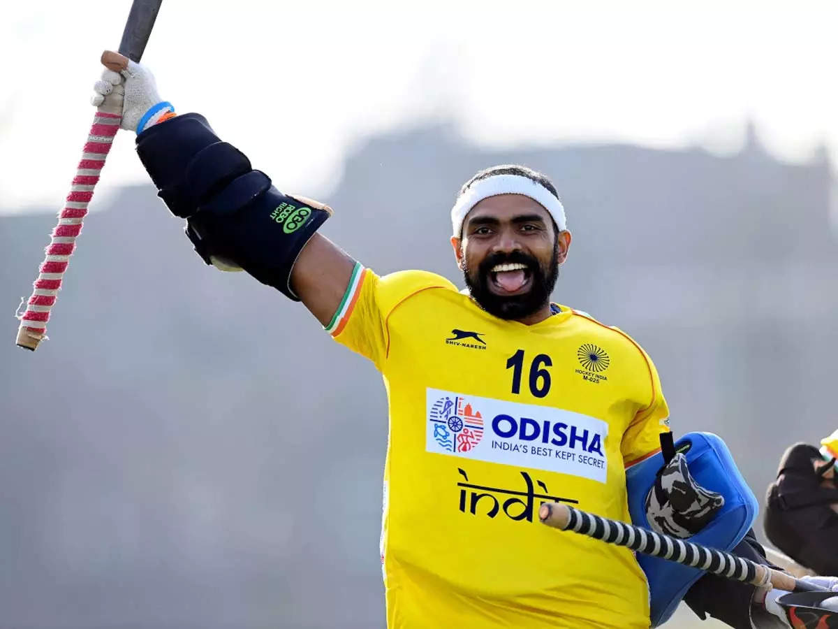 Shivamy070798's tweet photo. Hockey India win tha bronze medal 🏅🥇
जीत के हीरो रहे pr shrijesh ❤️❤️❤️❤️
#HockeyTwitter 
#HockeyIndia 
#Hockey 
#Bronze 
#back_ to_back 
#BangaldeshUnderAttack 
#OlimpiadasParis2024 
#OlympicGames https://t.co/O6m2QfG9rA
