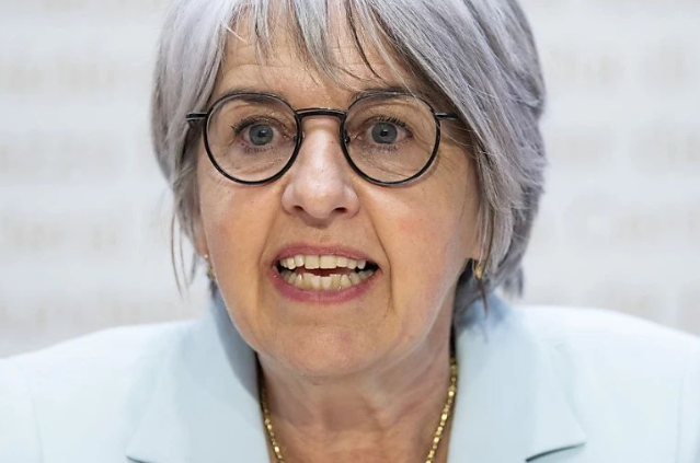 Bundesrätin <a href="/elisabeth_baume/">Elisabeth Baume-Schneider</a>-Schneider schliesst personelle Konsequenzen nach den falschen Berechnungen der Finanzperspektiven für die #AHV nicht aus. "Wenn es nötig ist, ja, muss man seine Verantwortung wahrnehmen", sagt sie gegenüber Radio <a href="/srfnews/">SRF News</a>. (1/6)