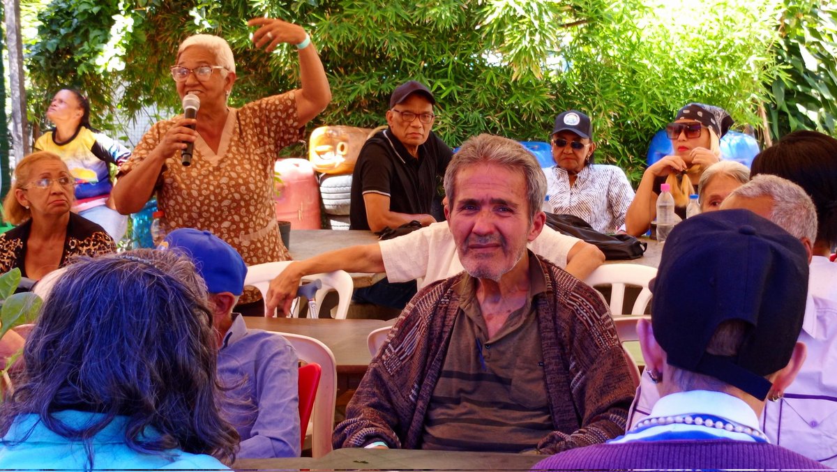 🌱💜 Adultos mayores de las Parr. La Candelaria, San Agustín y La Pastora, comparten un rato ameno y en paz en el "Círculo Productivo de Abuelos y Abuelas de la Patria", desde el Organopónico Bolívar 1, ubicado en Bellas Artes.

<a href="/NicolasMaduro/">Nicolás Maduro</a>

#PuebloSonrienteYEnPaz