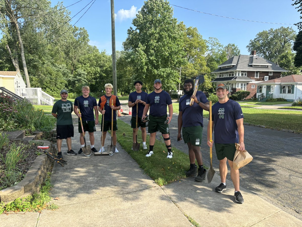 Laker Nation!!

Great way to start the day!! The team spent the morning with the #LoveYourBlock Group of Erie and got some community service in before we start Fall Camp ‘24!!

#CommunityAmbassadors
#BiggerThanMe
#LsUpAnchorDown☘️⚓️