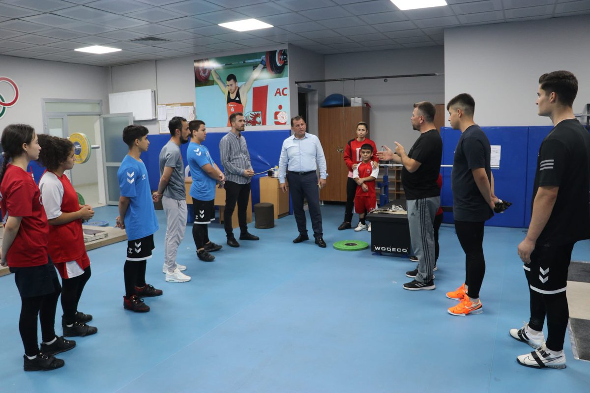 GSB_Kayseri's tweet photo. Gençlik ve Spor İl Müdürü Ali İhsan Kabakcı, Çok Amaçlı Spor Salonu’nu ziyaret ederek Halter sporcuları ile bir araya geldi.

İl Müdürü Ali İhsan Kabakcı, sporcularımızın antrenmanlarını izlerken, Halter Antrenörümüz Gökhan Taşçı’dan çalışmalar hakkında bilgi aldı. https://t.co/rO4u9PuXVL