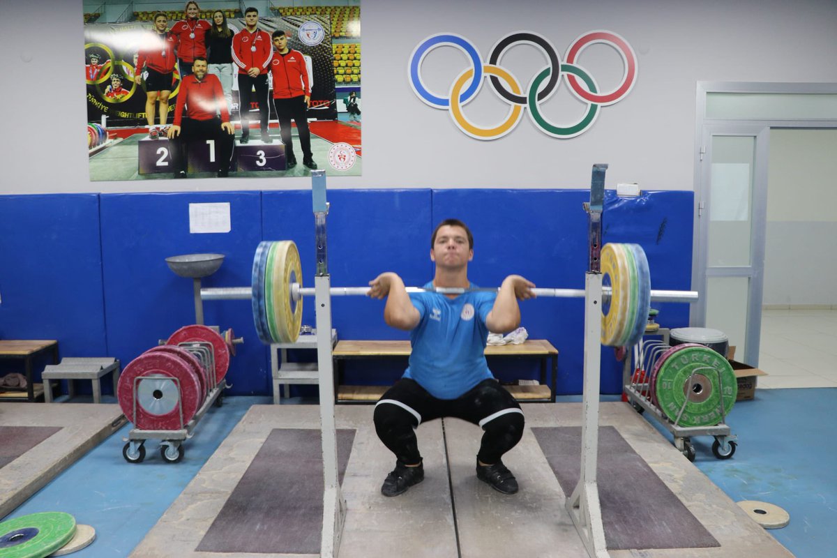 GSB_Kayseri's tweet photo. Gençlik ve Spor İl Müdürü Ali İhsan Kabakcı, Çok Amaçlı Spor Salonu’nu ziyaret ederek Halter sporcuları ile bir araya geldi.

İl Müdürü Ali İhsan Kabakcı, sporcularımızın antrenmanlarını izlerken, Halter Antrenörümüz Gökhan Taşçı’dan çalışmalar hakkında bilgi aldı. https://t.co/rO4u9PuXVL