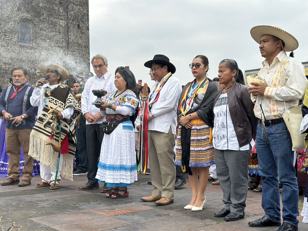 INPImx's tweet photo. #DíaPueblosIndígenas |

El Consejo Nacional y autoridades municipales y comunitarias de 70 pueblos indígenas y afromexicanos se reunieron en la Plaza de las Tres Culturas de la Zona Arqueológica de Tlatelolco, para iniciar los trabajos de la Asamblea Nacional con una ceremonia a cargo de Médicos Tradicionales de Michoacán y Veracruz.

El director general del @INPImx, Adelfo Regino Montes, (@DEELAYUUK), destacó  la importancia de la ceremonia tradicional “porque así como en nuestras comunidades indígenas hacemos nuestro ritual al iniciar la siembra para pedir permiso a la Madre Tierra y a los creadores y dadores de vida, abundancia y buenos resultados, este ritual es para pedir que la Asamblea Nacional concluya con acuerdos en beneficio de nuestros pueblos y comunidades indígenas a fin de lograr el reconocimiento de nuestros derechos inalienables”.