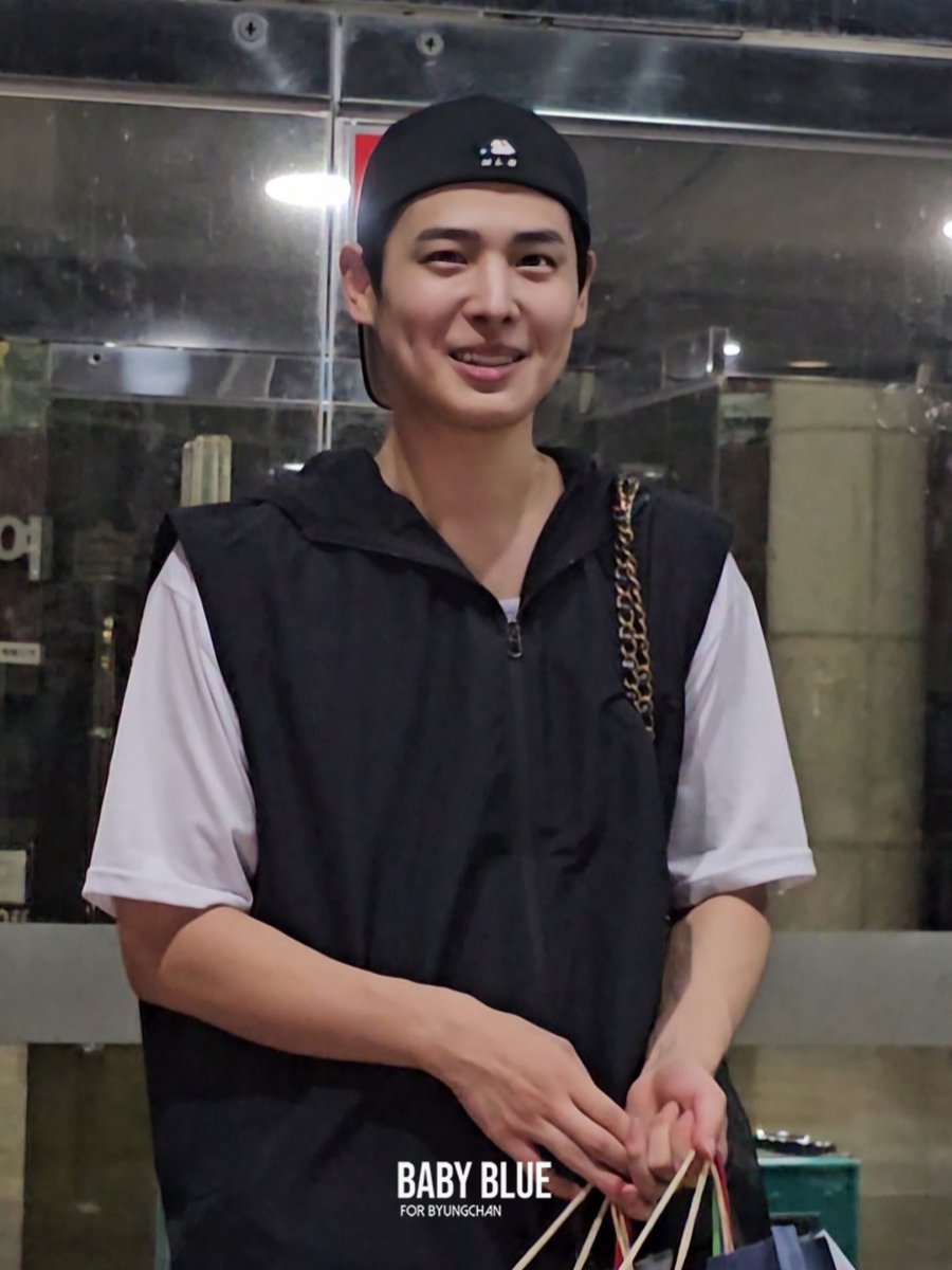 babyblue_1112's tweet photo. 240808  뮤지컬스파이 퇴근길
#최병찬 #병찬 #BYUNGCHAN #ビョンチャン https://t.co/yQB6DbvtMf