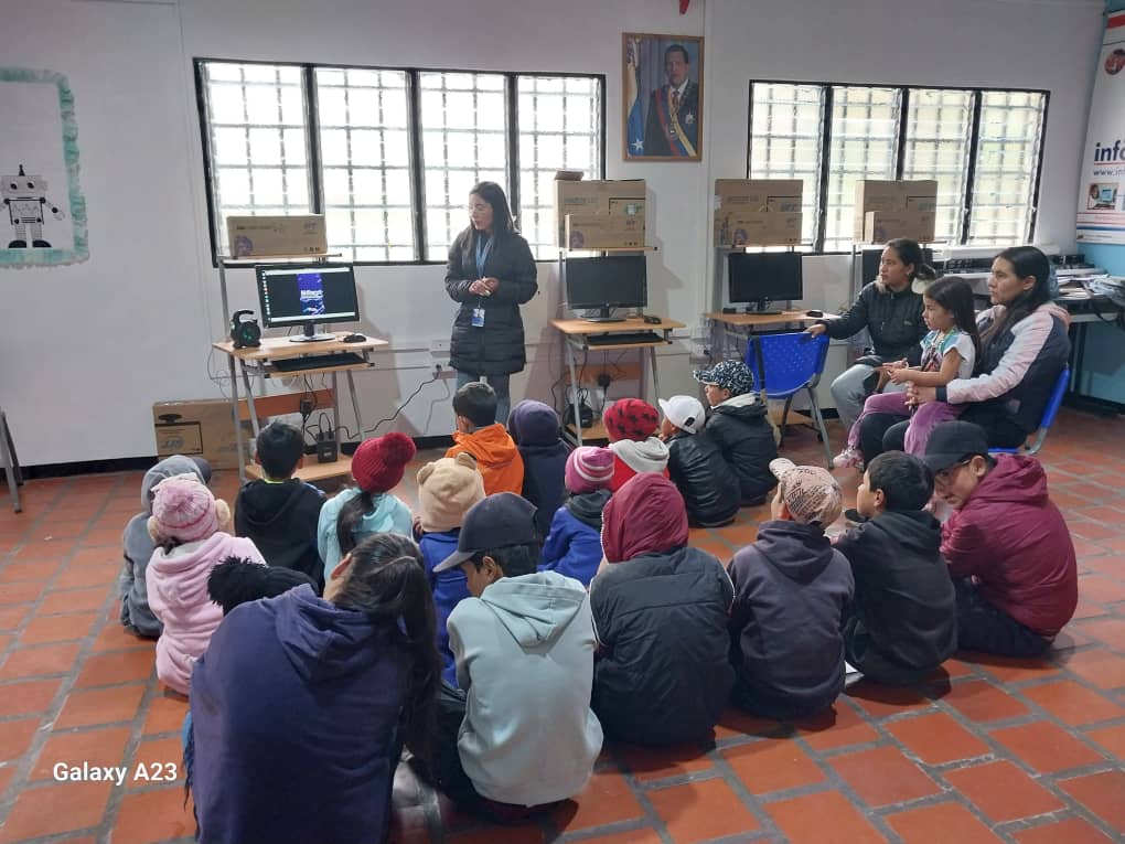 Niños de Llano del Hato reciben formación en robótica educativa, a través del plan vacacional llevado a cabo por la red de bibliotecas hemos atendido a los niños y niñas de la comunidad de Llano del Hato, Municipio Rangel 

#PuebloSonrienteYEnPaz 

<a href="/Gabrielasjr/">Gabriela Jiménez</a> @Bri