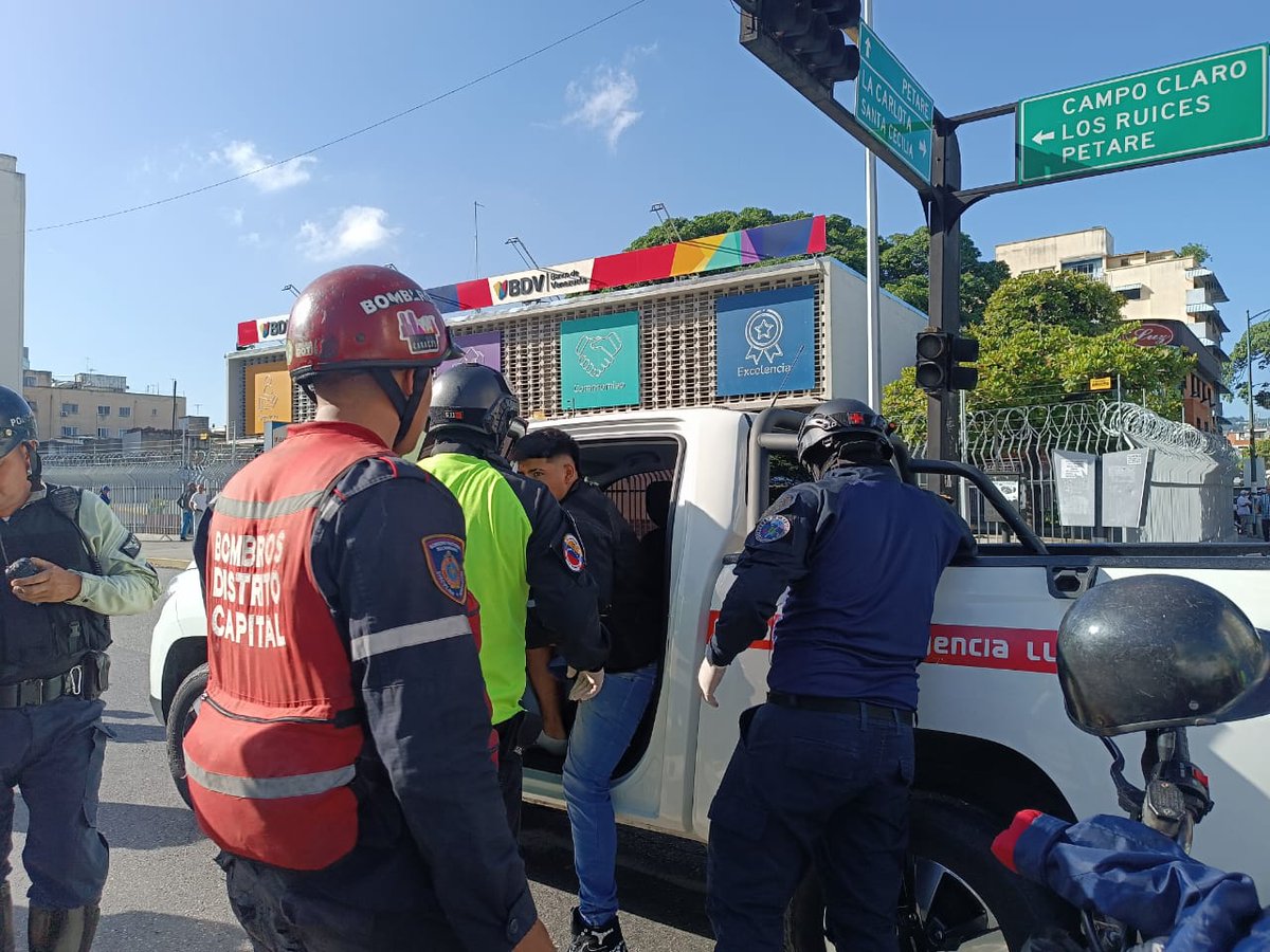 PolisucreOficia's tweet photo. #08Ago | Funcionarios adscritos a Patrullaje Vehicular han atendido junto a paramédicos del Cuerpo de Bomberos un accidente vial con lesionado, Av. Francisco de Miranda. Los Dos caminos .
#ServiryProtegerPMS https://t.co/0pbuP0rXlX