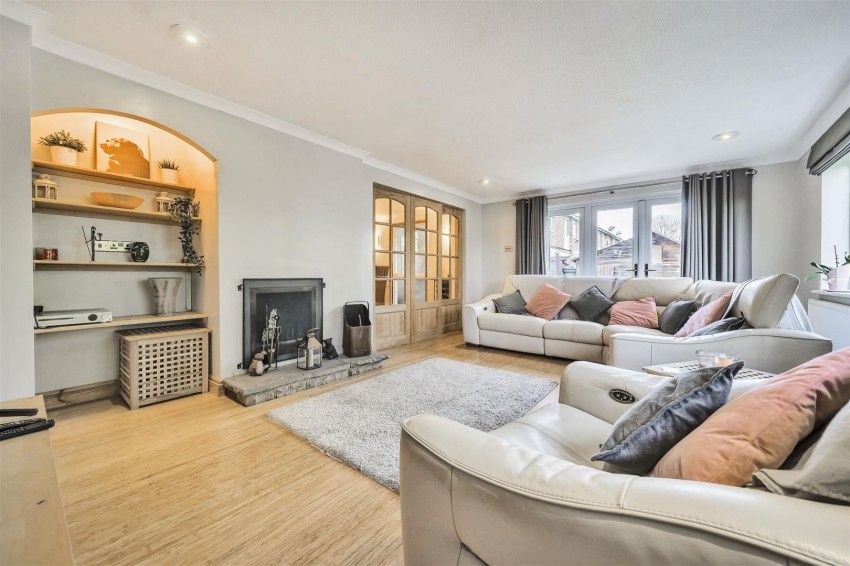 Nicholas Est Agents tweet media