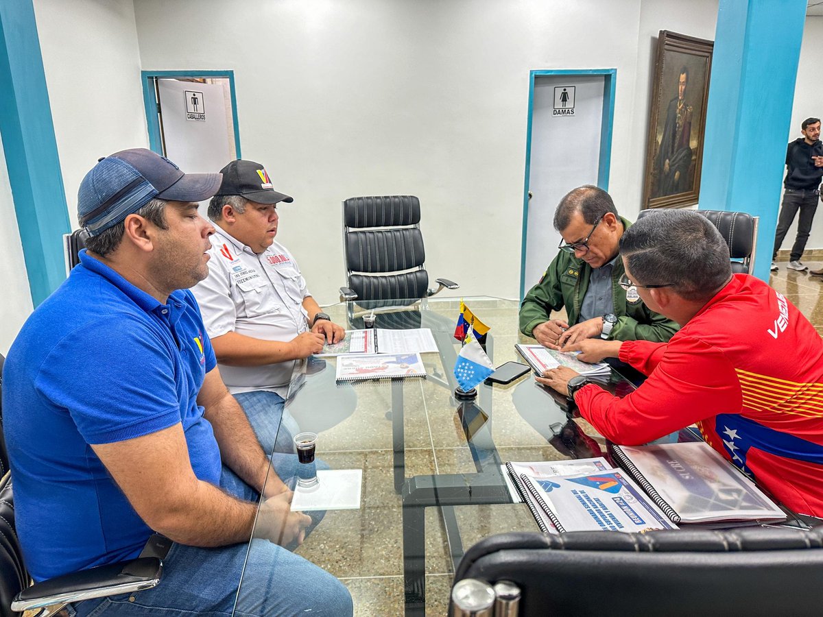 #Ahora || Desde el Aeropuerto Internacional Antonio José de Sucre en Cumaná, el gobernador @GPintoVzla, recibe al ministro de Hábitat y Vivienda, <a href="/IMVillarroel1/">Moisés V</a> a fin de evaluar los avances en materia habitacional en la entidad oriental.

<a href="/NicolasMaduro/">Nicolás Maduro</a>
#PuebloSonrienteYEnPaz