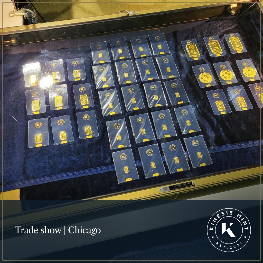 KinesisMonetary's tweet photo. The #KinesisMint live in Chicago!🪙🌎

We travelled to the @ANACoins trade show to showcase a range of our #gold and #silver bullion products.

Our display featured a variety of bullion including: 
🪙100g (9999 fine) gold bars
🥈100 troy ounce (999 fine) silver bars

See more of the exhibited #KinesisBullion bars and rounds below⤵️