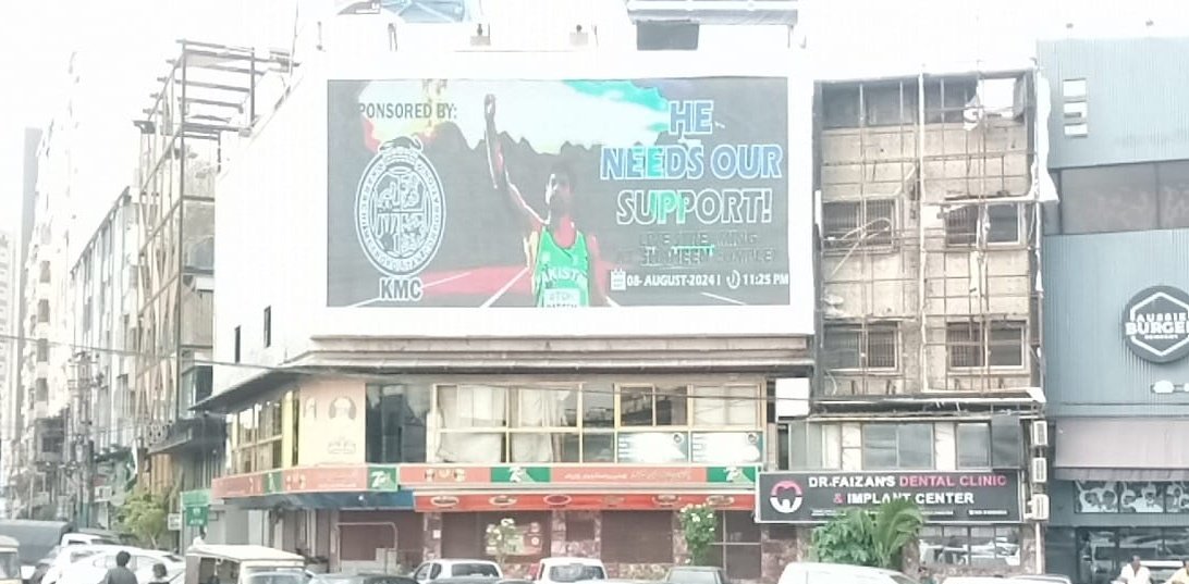 AmjadBalti021's tweet photo. Karachi beams with pride as KMC lights up the city, showcasing Arshad Nadeem's images on electronic screens ahead of his Olympic jevelin final 🇵🇰
#GoldSmithNewPlot #ArshadNadeem #HockeyIndia #INDvsESP #Bronze #VoleiEmParis2024 https://t.co/LJ0mKsbu0w