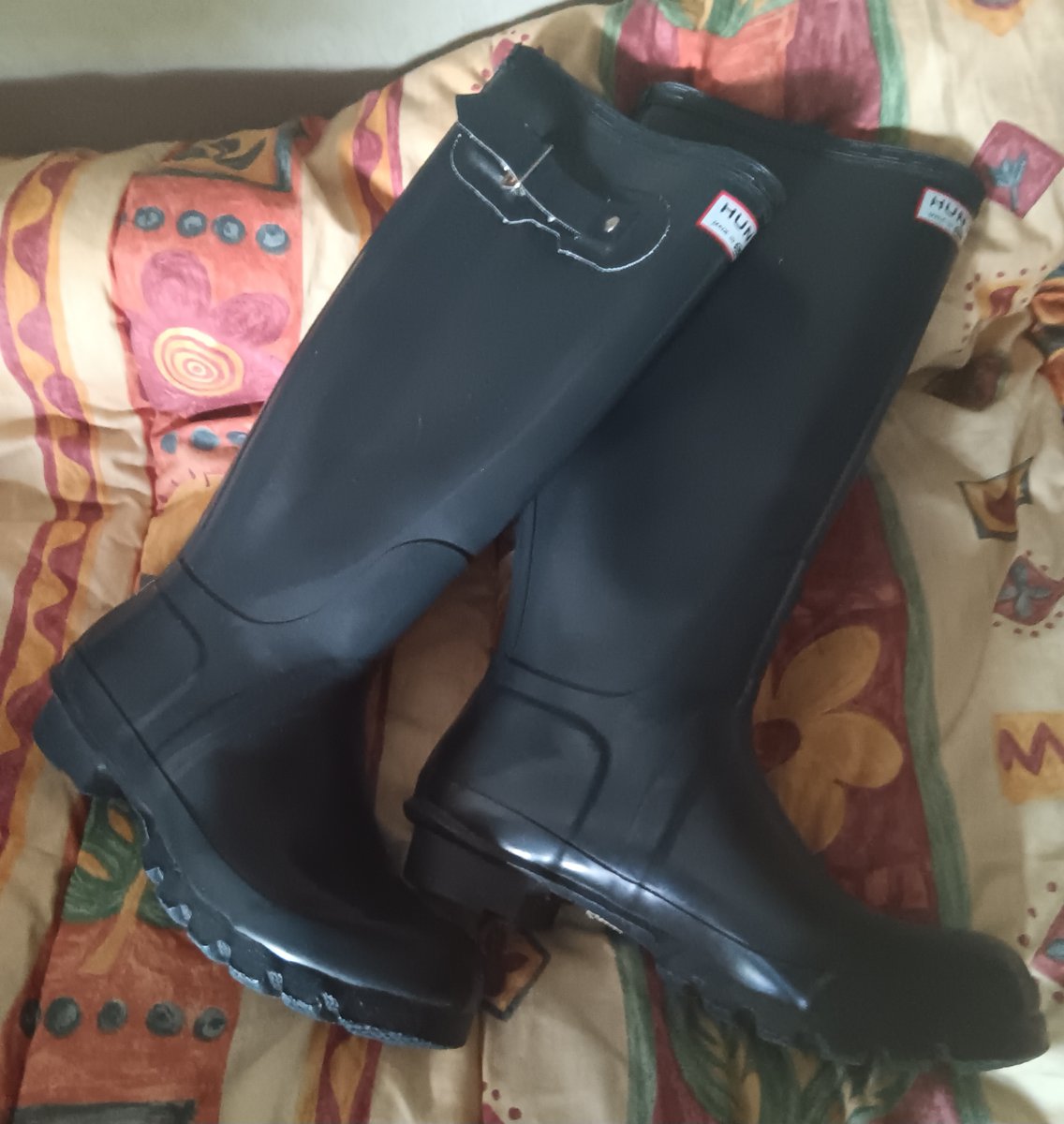 HookedHooked1's tweet photo. Cab-buddies tonight: wifey's blue #hunteroriginal #hunterwellies #hunterboots #rubberwellies and they, every time, cause a hard hat for me 😀 https://t.co/1ZMizEhiuH