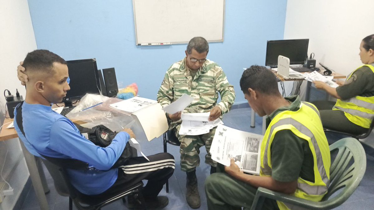 Desde el Infocentro CORONEL JOSÉ OLIVAR, En Apoyo Bricomile con las herramientas tecnológicas y espacio para la impresión y armar carpetas de los reportes del 1X10 de buen gobierno.

#PuebloSonrienteYEnPaz