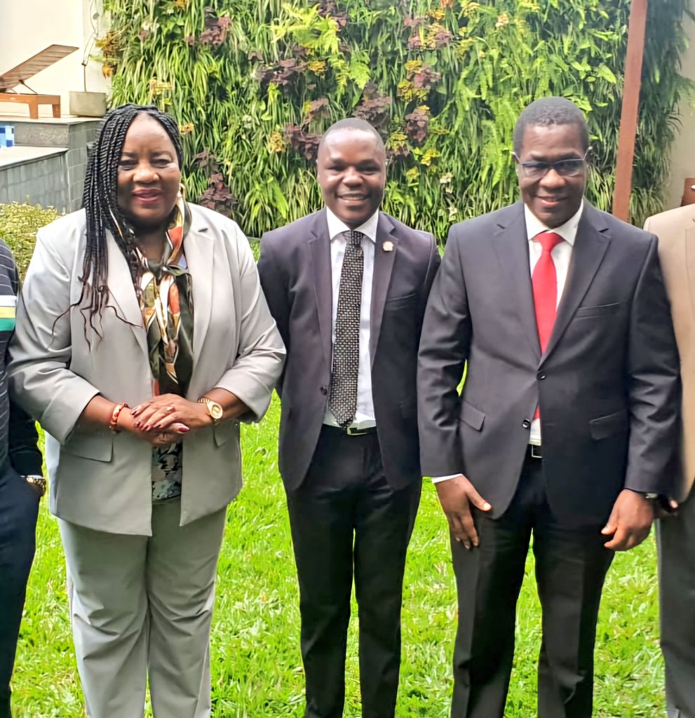 gabrieloguda's tweet image. Min Piny amesema niwasalimie hapo nje.