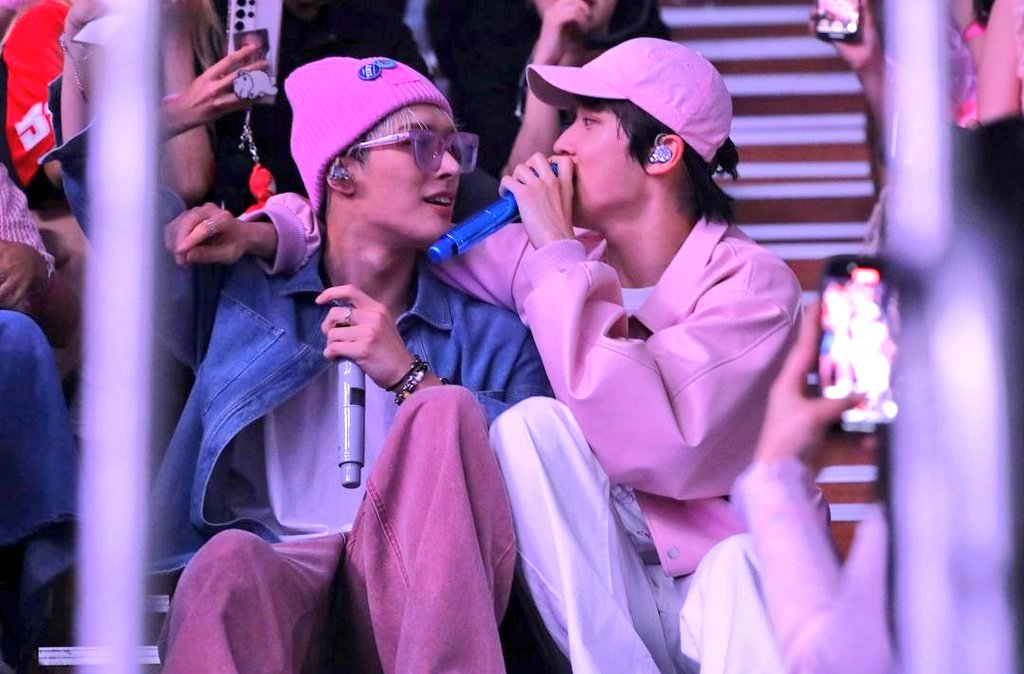JYHFEEDS's tweet photo. Happiest bday to the one &amp; only Song Mingi; the man whom Yunho spent his youth with 🎉🎊🎂🎁💝💐  Always be happy &amp; always do what you love to do

HAPPY MINGI DAY 
#RockStarMingiDay
#한여름밤_가장빛나는_민기생일 #SummerColoredMingiDay 
#여름빛으로_물든_민기의_생일 @ATEEZofficial https://t.co/tJL5pcQrkx