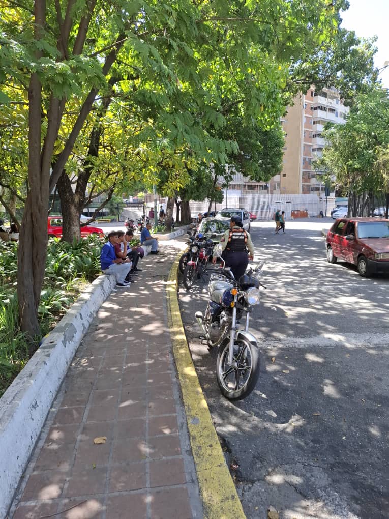 PolisucreOficia's tweet photo. #08Ago | Funcionarios adscritos a nuestra Dirección de Tránsito continúan atendiendo denuncia a través de RRSS donde se reporta la presencia de motorizados ocupando espacios públicos entorpeciendo el libre tránsito vehicular y peatonal. 
#TudenunciaSIimporta
#ServiryProtegerPMS https://t.co/GjdzmSZ6bm