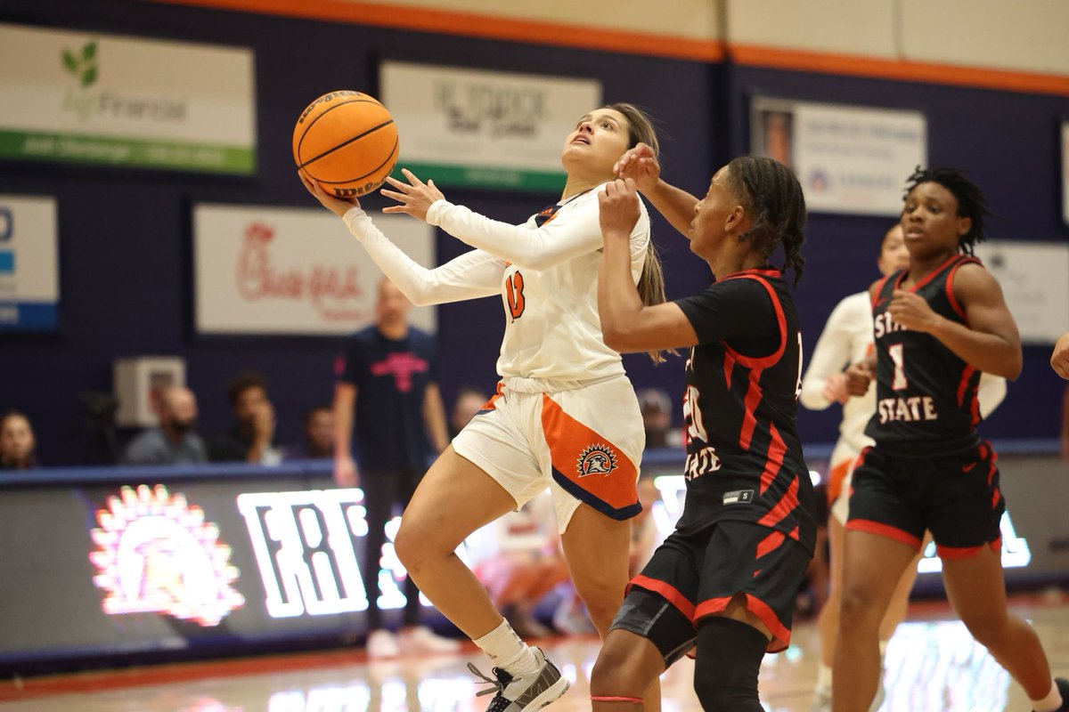 FPUwbb's tweet photo. Happy birthday Joleen. We love you and appreciate your daily mentality and the way you fearlessly and consistently chase a better version of yourself. We are blessed by your passion and your leadership every single day! #DreamChasersOnly https://t.co/EjgFiu0By3