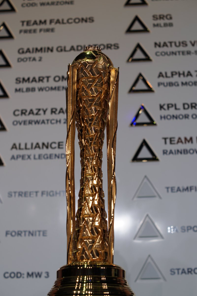 多く破壊されたKeyの上に建つトロフィー🏆 #EsportsWorldCup