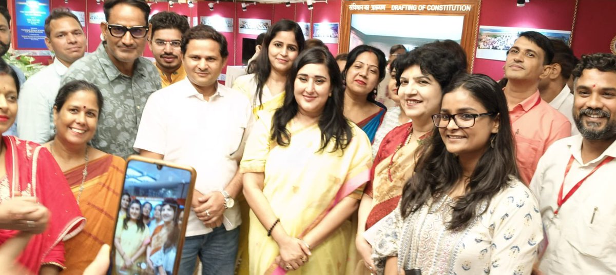 BansuriSwaraj's tweet photo. आज संसद ऐनेक्सी में संस्कृतभारती, दिल्ली प्रान्त द्वारा आयोजित सम्मान समारोह में सम्मिलित होने का सौभाग्य प्राप्त हुआ। 

संस्कृत के प्रति यह समर्पण और प्रतिबद्धता हमारे सांस्कृतिक धरोहर की महत्वता को प्रमाणित करता है।संस्कृत, हमारी सांस्कृतिक धरोहर की आधारशिला है, जो न केवल ज्ञान और साहित्य की समृद्धि को दर्शाती है, बल्कि भारतीय संस्कृति की गहराई और विविधता को भी उजागर करती है। यह हमारी परंपराओं और विचारधारा की अमूल्य धरोहर है।

@BJP4India 
@BJP4Delhi