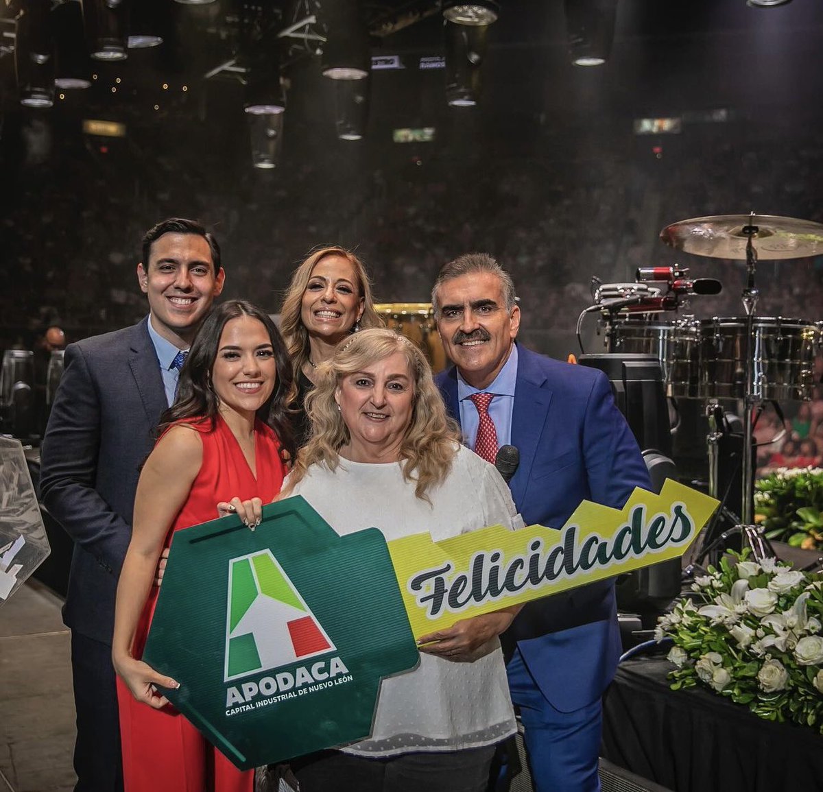 Apodaca_News's tweet photo. En 6 años el alcalde de #Apodaca se la pasó quejándose que no tenían presupuesto, por eso las calles están como están, los servicios son funcionar y los parques sin mantenimiento.

Ahhh pero para sus pachangas siempre hay 💰 🎉 cuando se trata de consentir lideresas, maestros y estructura electoral hasta casas regala!. Esperemos que @Cesargarzaarr no herede estos gustos, como heredó la alcaldía