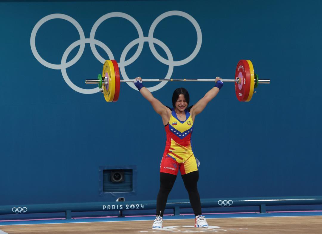 La mejor actuación de Venezuela en lo que va de JJ.OO es para #AngelinVenegas con su cuarto lugar en las pesas. Peleó bronce hasta el último alzamiento. Cerró con récord personal de 102 en arranque y 128 en envión. El oro fue para la china Luo con RO de 107, 134 y 241. #Paris2024