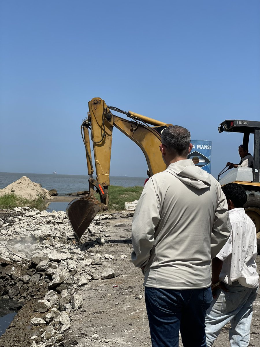 manuelferreiraG's tweet photo. #8Ago ¡Atención, vecinos! Continuamos los trabajos al final de la Av. Bolívar con el bulevar de Playa Mansa.

Como les informamos, ya retiramos todo el asfalto y los drenajes para posteriormente elevar el nivel del sitio donde transitan los vehículos con el fin de poder realizar la limpieza profunda del canal, disminuir el número de rejillas y el vaciado de pavicreto.

Vamos a ejecutar una obra mucho más resistente a los elementos a los cuales está expuesta esta área.

¡Seguimos trabajando por y para todos ustedes!