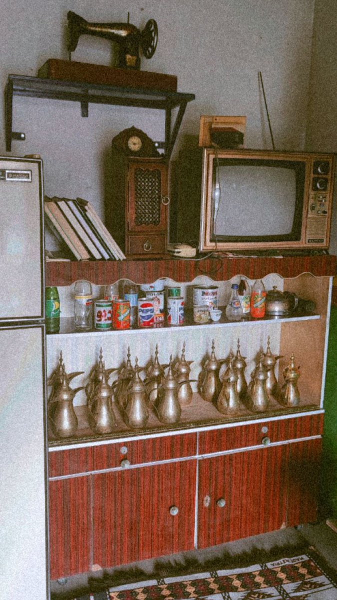 SURM0D's tweet image. من منا لم يسمع ان التعلق بالماضي يشتتنا عن المستقبل؟ 
لكن أنا لا أتفق بشكل كامل مع هذه المقولة، لأنه بالنسبة لي، الاشتياق للماضي هو طريقة للعودة إلى نسخ أقدم من أنفسنا، التي غيرها الزمن وانصقلت بظروف الحياة.