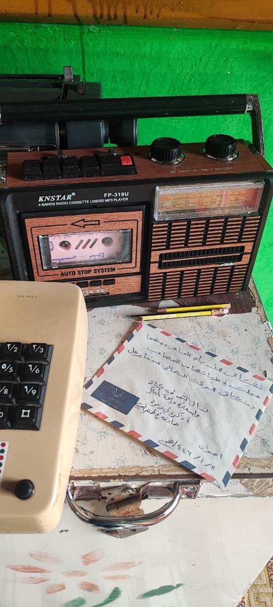 SURM0D's tweet image. من منا لم يسمع ان التعلق بالماضي يشتتنا عن المستقبل؟ 
لكن أنا لا أتفق بشكل كامل مع هذه المقولة، لأنه بالنسبة لي، الاشتياق للماضي هو طريقة للعودة إلى نسخ أقدم من أنفسنا، التي غيرها الزمن وانصقلت بظروف الحياة.