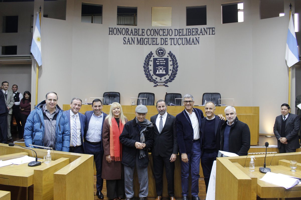 ATOficial's tweet photo. 🙌 Homenaje a Hugo Ginel.

➡️ Este jueves, tras la sesión en el Concejo Deliberante de San Miguel de Tucumán, fue aprobado un proyecto de ordenanza en el que nuestro vicepresidente y concejal, Gonzalo Carrillo, propuso el cambio de nombre al Pasaje Alonso de Mercado y Villacorta, en las inmediaciones del José Fierro, por el de Pasaje Hugo Ginel.

➡️ Además, el Pasaje Gerónimo Salguero pasará a llamarse oficialmente, Pasaje Atlético Tucumán.

👏 Celebramos este día histórico, que tiene como objetivo simbolizar nuestra cultura atletiquense y reconocer en vida a grandes jugadores que pasaron por nuestra institución, como lo es Hugo Ginel, primer futbolista tucumano en participar en unos Juegos Olímpicos.

🏆 Con la camiseta de Atlético Tucumán es el único jugador que se consagró en los ocho títulos anuales consecutivos entre 1957 y 1964 y es Campeón de Campeones de la República en 1960, obteniendo a lo largo de su carrera, con nuestras gloriosa camiseta 15 títulos.

🥇 Vistió toda su carrera solo la camiseta decana y es el jugador con más campeonatos oficiales en la historia de Atlético Tucumán.

Merecido homenaje a Hugo Ginel, caballero del fútbol tucumano.

Felicidades !!!

#VamosDecano 🩵🤍