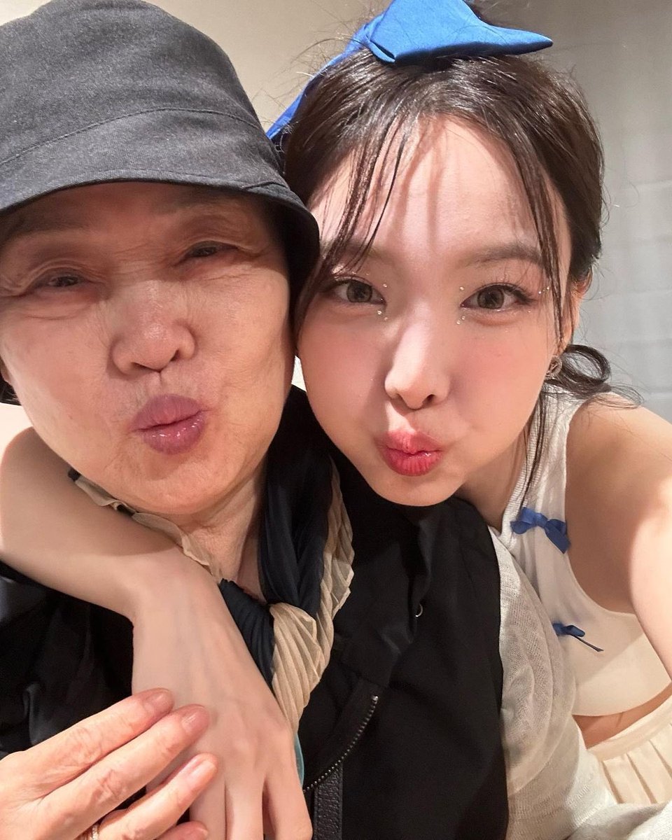 imnayeonbr_'s tweet photo. A avó da #NAYEON foi diagnosticada com câncer e infelizmente faleceu.

Ela teve o diagnóstico durante a época das preparações para o 2° álbum solo da Nayeon, e infelizmente faleceu durante o 2° dia de show da 'READY TO BE SPECIAL' em Osaka, no Japão. https://t.co/uiROMfLQtI