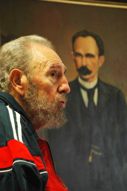 Martí y Fidel encarnaron una gloria que solo puede explicarse por la entrega de ambos a la lucha patriótica y revolucionaria, antimperialista y al servicio del pueblo. Con esa dimensión gloriosa siguen iluminando el camino.
#JuevesMartiano
#FidelPorSiempre 
#DeZurdaTeam