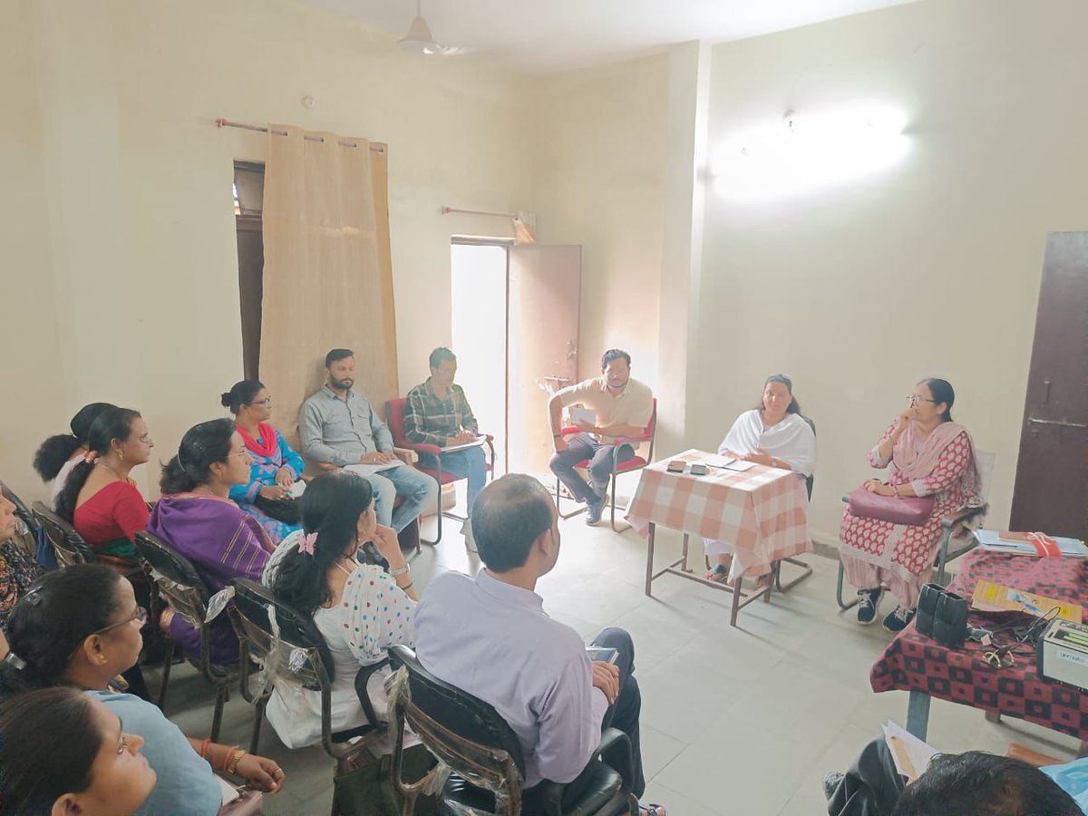 vidishadm's tweet photo. जिला संयोजक श्रीमती पारुल जैन ने कार्यालय जिला संयोजक जनजातिय कार्य विभाग एवं अनुसूचित जाति विकास विभाग में जिले के समस्त विभागीय छात्रावासों के अधीक्षकोंं की समीक्षा बैठक आयोजित कर छात्रावास संचालन के लिए आवश्यक दिशा-निर्देश दिए। 
@JansamparkMP https://t.co/TDdOGtfWGR
