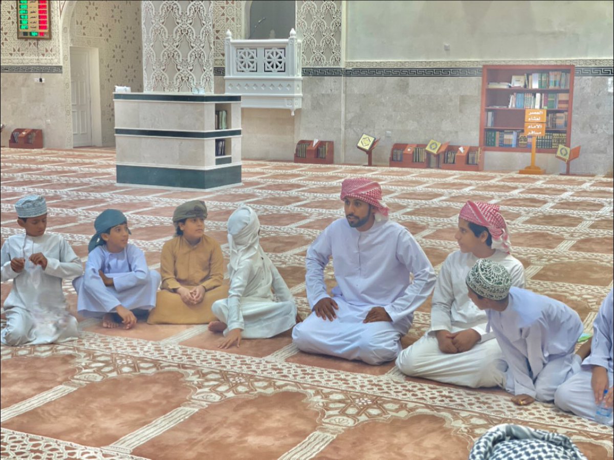 RasAljbl's tweet photo. قدم الفاضل محمد بن مبارك الدرعي محاضرة تطرق فيها عن أهمية العلم وتحديد الأهداف المستقبلية لطلاب قبل الدخول في معترك الدراسة الجامعية والدخول في ميادين العمل، وصاحب الفعالية شيء من المسابقات التشجيعية، وتم تكريم بعض الطلاب. https://t.co/0Sr7tEskNy