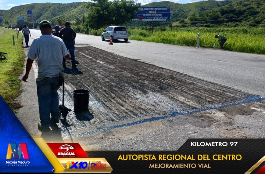 viasdearaguas's tweet photo. 🚧📸 Avanzan las labores de escarificación y pavimentación de carpeta corrida en la #ARC a la altura del kilómetro 97 para el mejoramiento vial.🚧
Seguimos trabajando para un país mejor conectado
#PuebloSonrienteYEnPaz 🇻🇪
@NicolasMaduro @Soykarinacarpio @VTVcanal8 @_Vpsops https://t.co/8LdVQfCQkQ