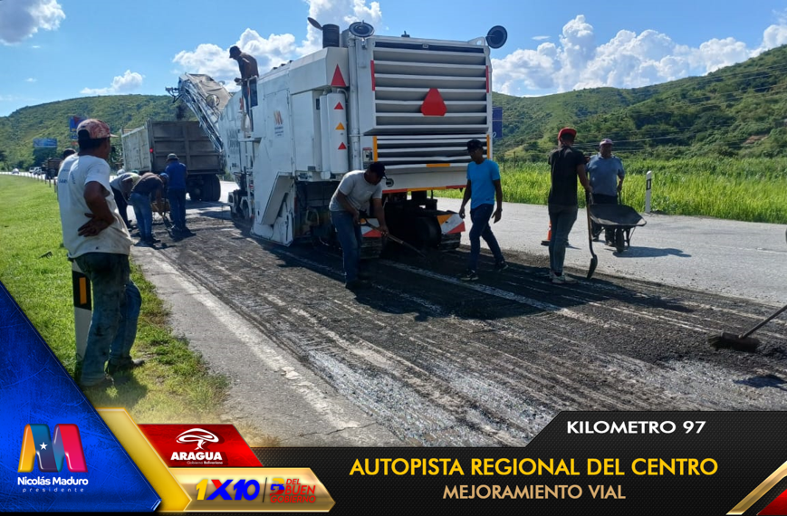 viasdearaguas's tweet photo. 🚧📸 Avanzan las labores de escarificación y pavimentación de carpeta corrida en la #ARC a la altura del kilómetro 97 para el mejoramiento vial.🚧
Seguimos trabajando para un país mejor conectado
#PuebloSonrienteYEnPaz 🇻🇪
@NicolasMaduro @Soykarinacarpio @VTVcanal8 @_Vpsops https://t.co/8LdVQfCQkQ