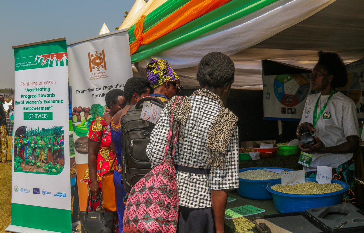 WFP_Rwanda_CD's tweet photo. This week, beneficiaries of the @JPRWEE from the Eastern, Southern &amp; Western provinces of Rwanda participated in #RwandaAgriShow2024.

This opportunity has allowed them to showcase their products, learn and exchange ideas on expanding market-led #agribusiness opportunities. 🫘🌽 https://t.co/f9pEhK7W0X