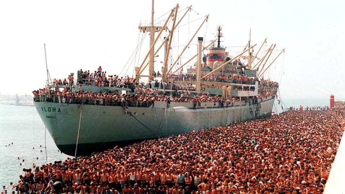 Oggi, 33 anni fa. Con l'arrivo della #Vlora a #Bari l'Italia scoprì di essere l'America per 20 mila albanesi che sognavano libertà e futuro.  

Quante lezioni dimenticate dal 1991. Sembra ieri, potrebbe essere oggi 

open.spotify.com/show/3bXc1ig3Z…