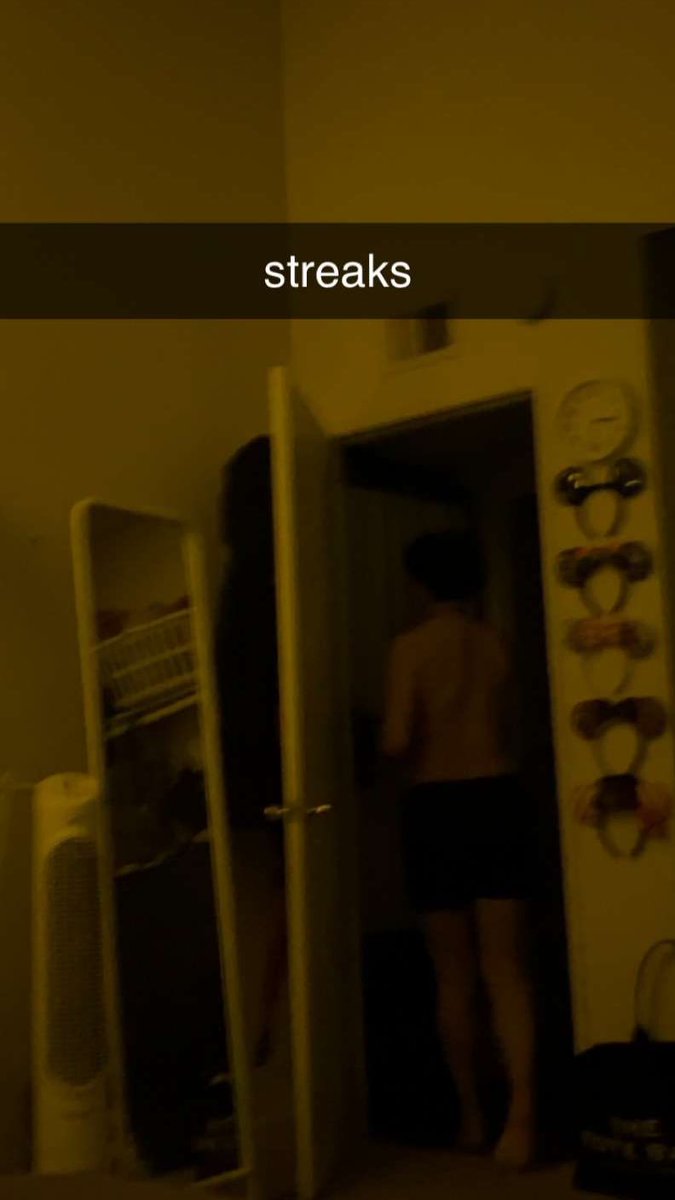 alcain0209's tweet photo. My waist and back are so tiny, petite, and slutty in this photo LMAO https://t.co/44vwLghtD7