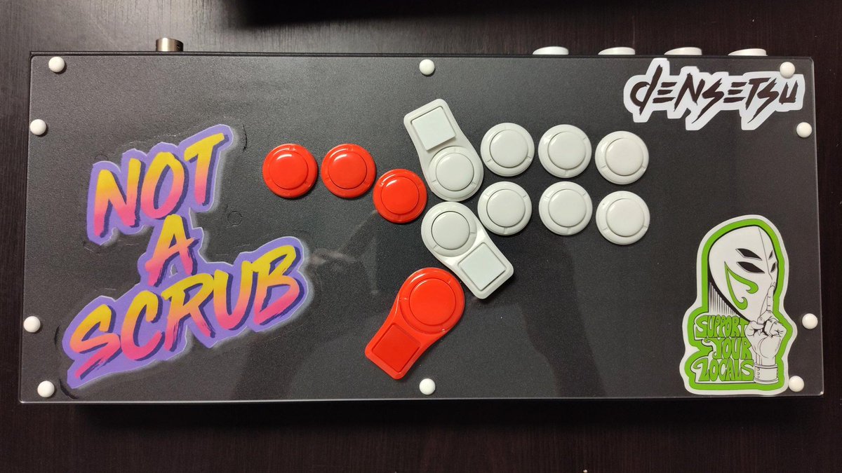 HitBoxCameron's tweet image. Finally upgraded my Hit Box.

COMBO Buttons (Classics)
COMBO Extension (Classics; from top: TP, R3, L3)

Clear acrylic top, with stickers on the case:
- "Not A Scrub" +"densetsu" from @PianoDensetsu 
- "Support Your Locals" from @AFightstick 

#HitBox #Leverless @hitboxarcade