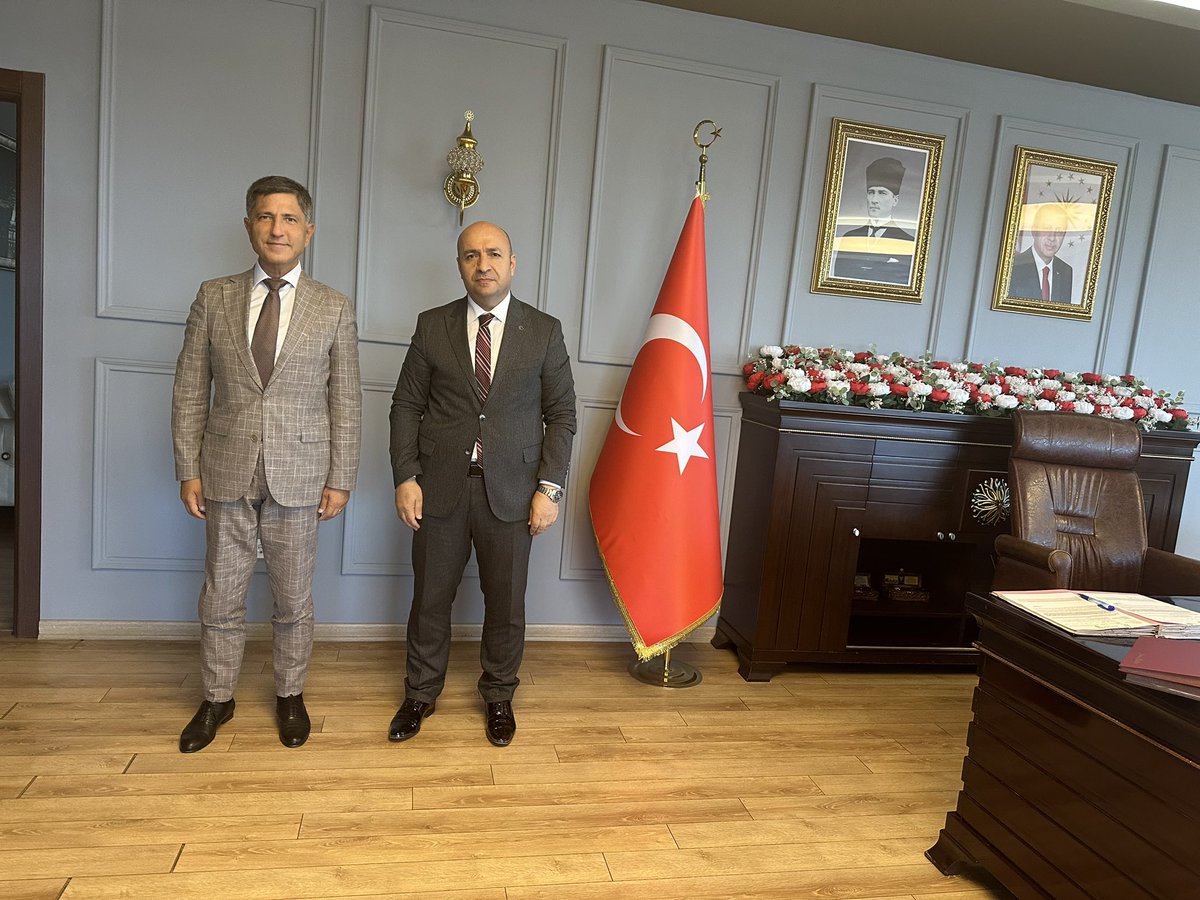 Kıymetli meslek büyüklerim Gaziosmanpaşa kaymakamı İskender Yönden ve Kağıthane kaymakamı Niyazi Erten’e nazik ziyaretleri için teşekkür ediyorum…