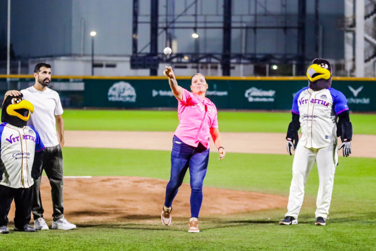 playballmx_tv's tweet photo. #Detallazo

La veracruzana Marlen Lagunes lanzó la primera bola en la juego 3 de los playoffs entre El Águila y Conspiradores 🙌🏽⚾️🇲🇽 https://t.co/CnbnZvffer