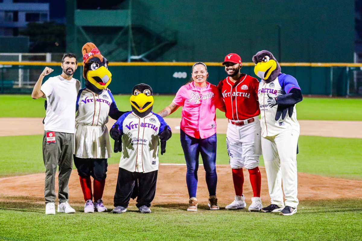 playballmx_tv's tweet photo. #Detallazo

La veracruzana Marlen Lagunes lanzó la primera bola en la juego 3 de los playoffs entre El Águila y Conspiradores 🙌🏽⚾️🇲🇽 https://t.co/CnbnZvffer